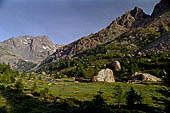 Val Malenco - Verso il Rifugio Bosio il torrente Torreggio scorre tra antichi massi erratici. 